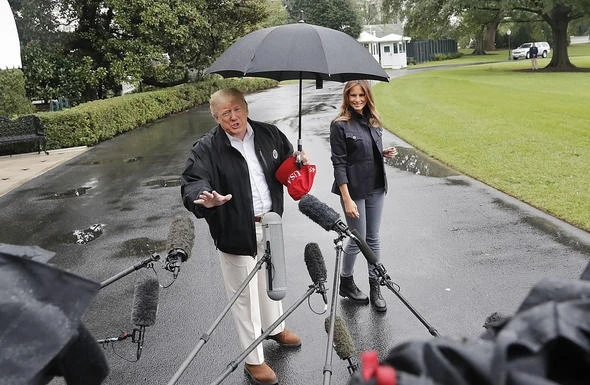 Donald Tramp həyat yoldaşı Melaniya Trampı yağışa “tərk etdi” – VİDEO