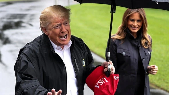 Donald Tramp həyat yoldaşı Melaniya Trampı yağışa “tərk etdi” – VİDEO