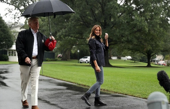 Donald Tramp həyat yoldaşı Melaniya Trampı yağışa “tərk etdi” – VİDEO