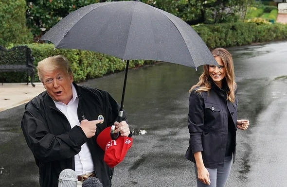 Donald Tramp həyat yoldaşı Melaniya Trampı yağışa “tərk etdi” – VİDEO