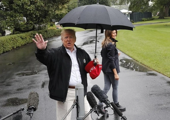 Donald Tramp həyat yoldaşı Melaniya Trampı yağışa “tərk etdi” – VİDEO