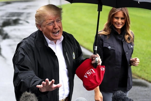 Donald Tramp həyat yoldaşı Melaniya Trampı yağışa “tərk etdi” – VİDEO