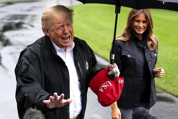 Трамп оконфузился, не поделившись зонтом с женой - ФОТО+ВИДЕО