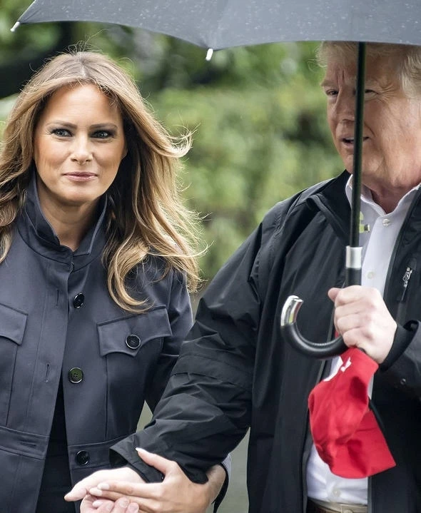 Трамп оконфузился, не поделившись зонтом с женой - ФОТО+ВИДЕО