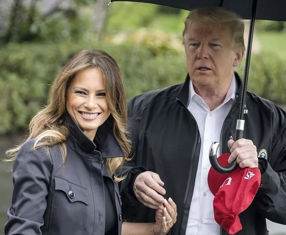 Трамп оконфузился, не поделившись зонтом с женой - ФОТО+ВИДЕО