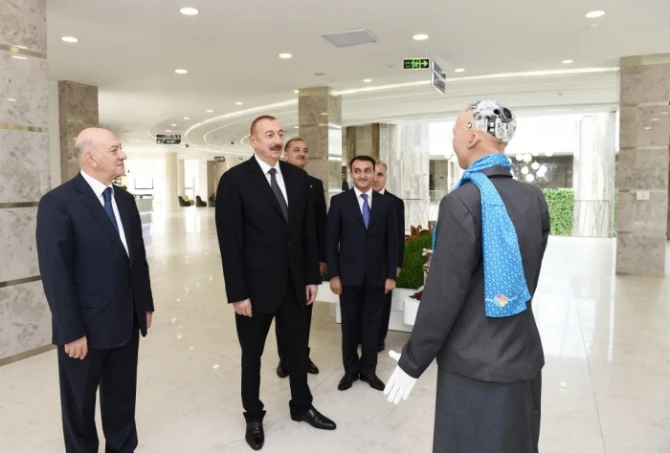 Məşhur robot prezidentə təqdim olundu (FOTOLAR)