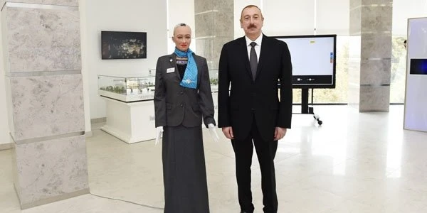 Məşhur robot prezidentə təqdim olundu (FOTOLAR)