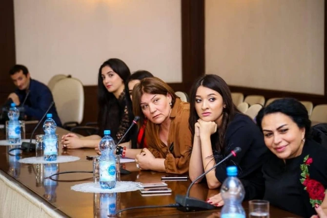 Əlikram Bayramov jurnalistləri başına yığıb 