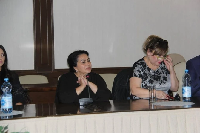 Əlikram Bayramov jurnalistləri başına yığıb 