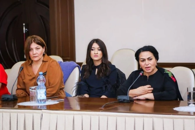 Əlikram Bayramov jurnalistləri başına yığıb 