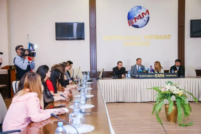 Əlikram Bayramov jurnalistləri başına yığıb 
