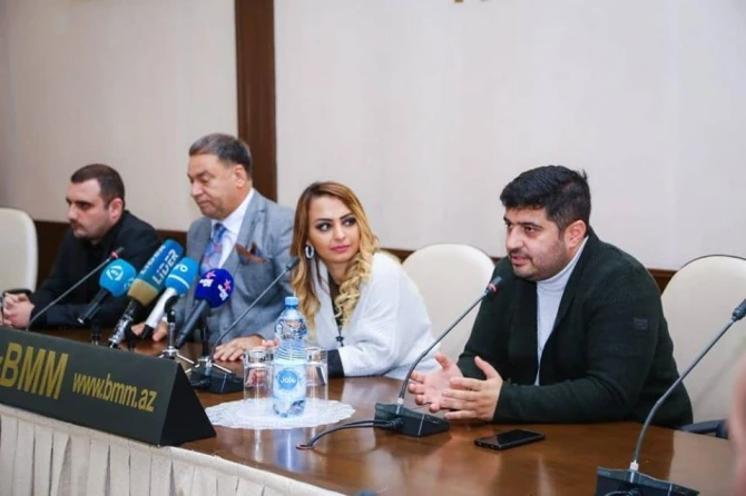 Əlikram Bayramov jurnalistləri başına yığıb 