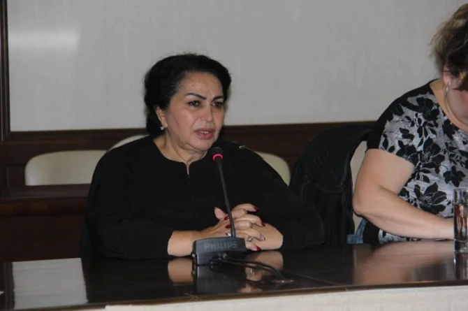 Əlikram Bayramov jurnalistləri başına yığıb 