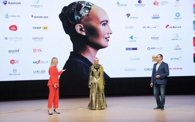 Лейла Алиева пообщалась с роботом Софией - ФОТО