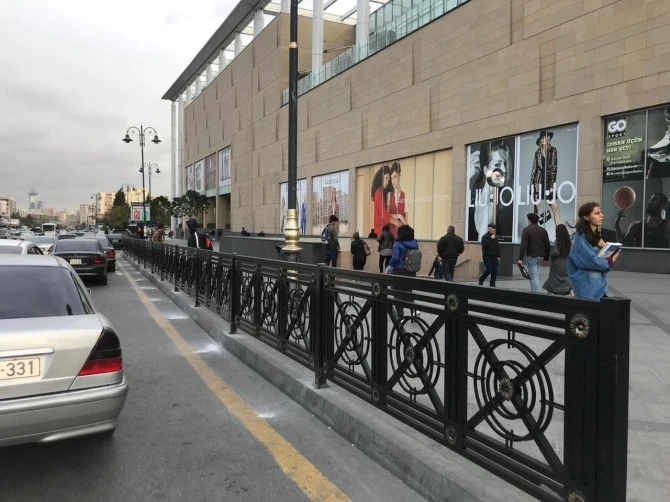 Новшества перед Ganjlik Mall - ФОТО