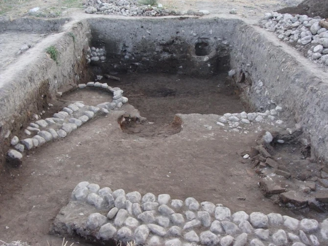Yeni çəkilən yolda qədim tikinti qalıqları aşkarlandı – FOTO