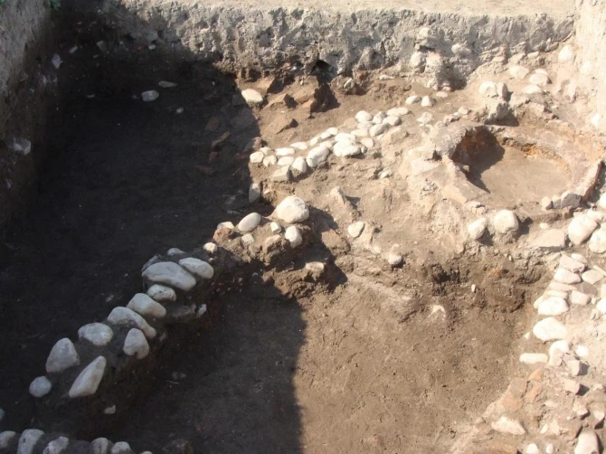 Yeni çəkilən yolda qədim tikinti qalıqları aşkarlandı – FOTO