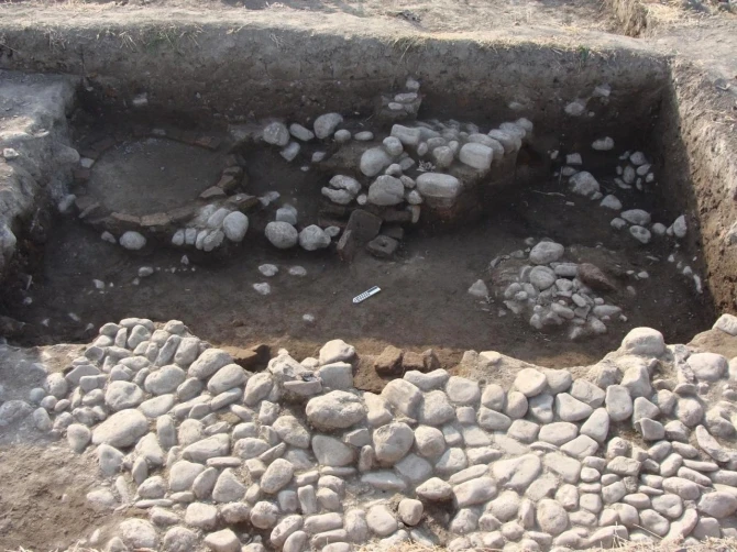 Yeni çəkilən yolda qədim tikinti qalıqları aşkarlandı – FOTO