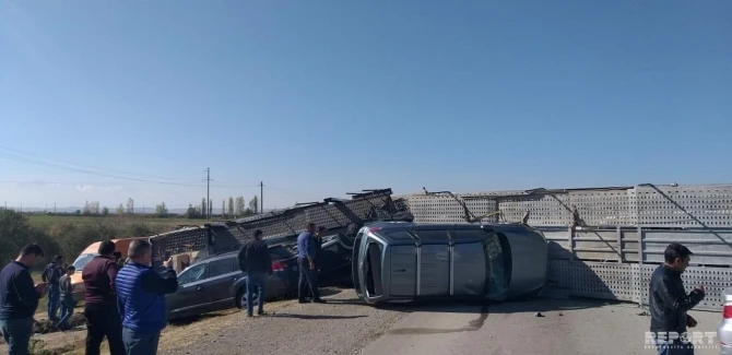 В Азербайджане перевернулся автовоз, дорогие автомобили разбросаны по дороге - ВИДЕО