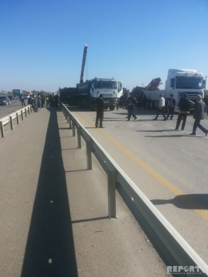 В Азербайджане перевернулся автовоз, дорогие автомобили разбросаны по дороге - ВИДЕО