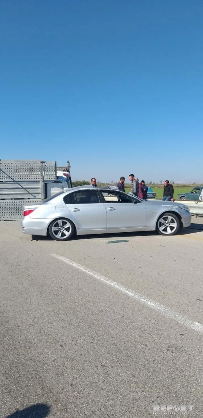 В Азербайджане перевернулся автовоз, дорогие автомобили разбросаны по дороге - ВИДЕО