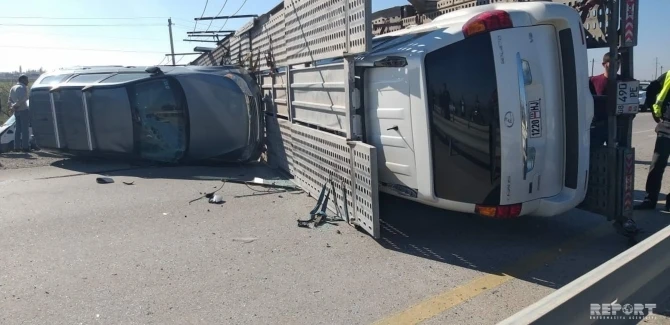 В Азербайджане перевернулся автовоз, дорогие автомобили разбросаны по дороге - ВИДЕО