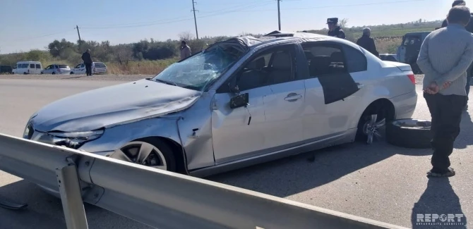 В Азербайджане перевернулся автовоз, дорогие автомобили разбросаны по дороге - ВИДЕО