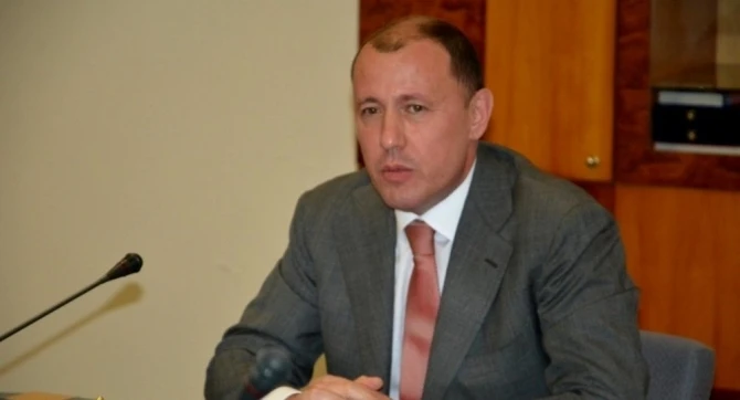 İngilis jurnalistlər Cahangirin bədxərc arvadının evinin qarşısında növbə çəkir - FOTO