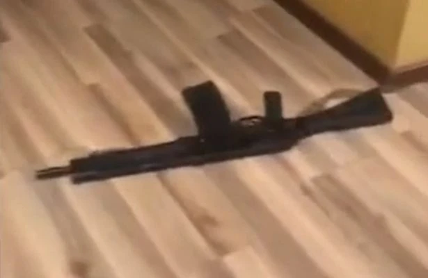 Arvadı ilə qardaşının cinsi əlaqəsi zamanı çıxardığı səsə oyanan kişi avtomata əl atdı – VİDEO +18