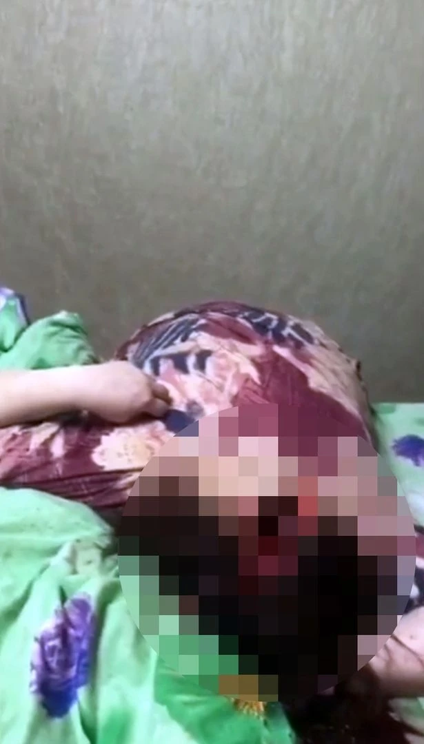 Arvadı ilə qardaşının cinsi əlaqəsi zamanı çıxardığı səsə oyanan kişi avtomata əl atdı – VİDEO +18