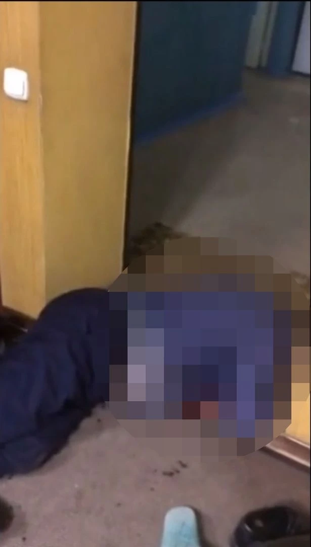 Arvadı ilə qardaşının cinsi əlaqəsi zamanı çıxardığı səsə oyanan kişi avtomata əl atdı – VİDEO +18