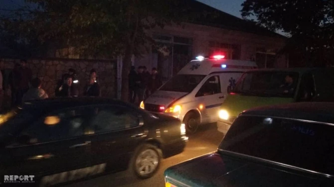 В Азербайджане из-за заснувших посреди дороги двух мужчин образовалась пробка - ФОТО