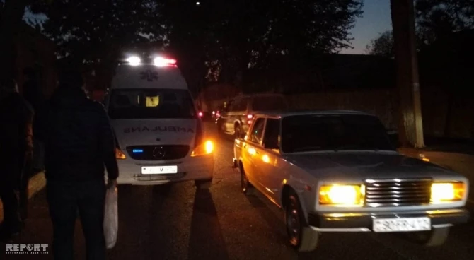 В Азербайджане из-за заснувших посреди дороги двух мужчин образовалась пробка - ФОТО