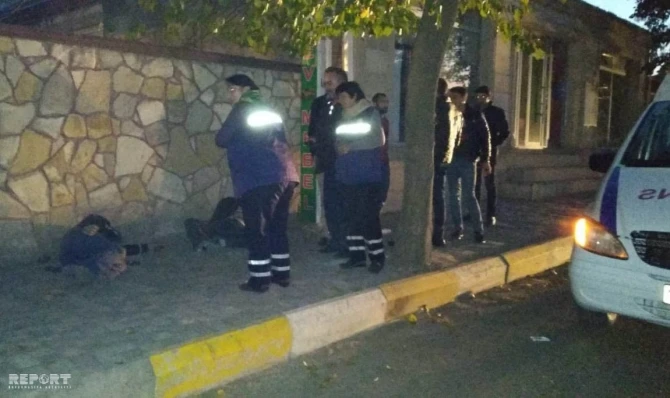 В Азербайджане из-за заснувших посреди дороги двух мужчин образовалась пробка - ФОТО