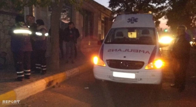 В Азербайджане из-за заснувших посреди дороги двух мужчин образовалась пробка - ФОТО