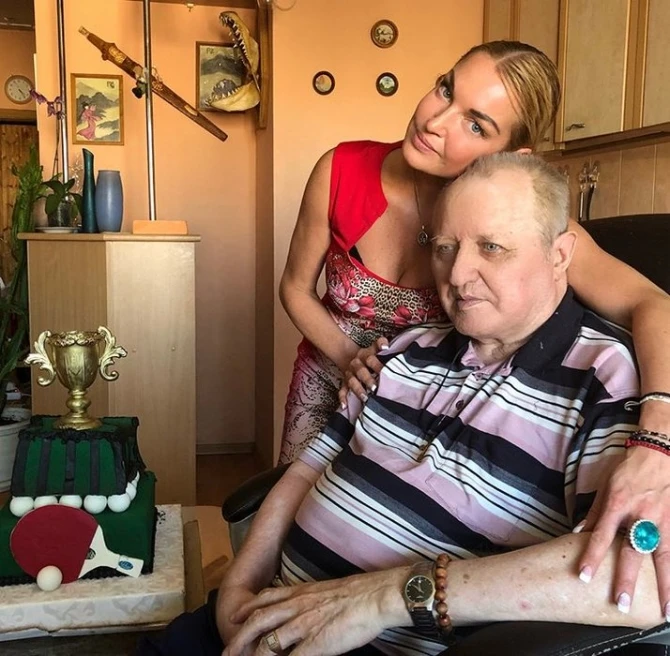 Анастасия Волочкова запуталась в платье и упала на сцене - ВИДЕО