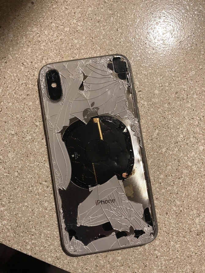 iPhone X взорвался во время установки обновлений - ФОТО