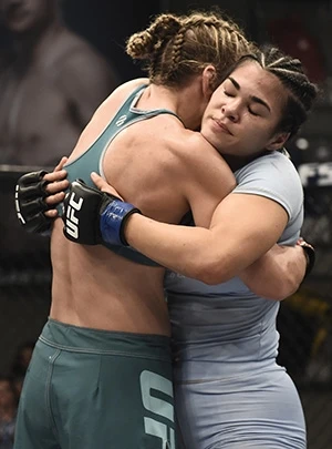 Красавицу-бойца из UFC избили, превратив ее лицо в месиво - ФОТО