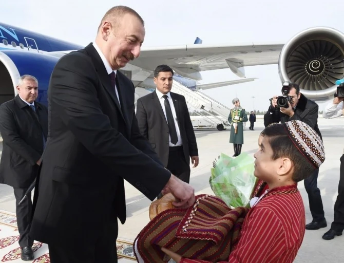 İlham Əliyev Türkmənistana rəsmi səfərə gedib - YENİLƏNİB + FOTO