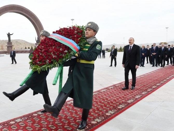 İlham Əliyev Türkmənistana rəsmi səfərə gedib - YENİLƏNİB + FOTO