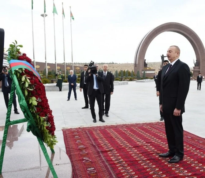 İlham Əliyev Türkmənistana rəsmi səfərə gedib - YENİLƏNİB + FOTO