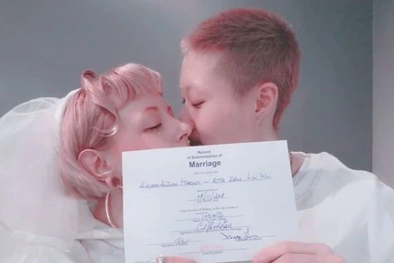 Lezbiyan bir qizni oldi