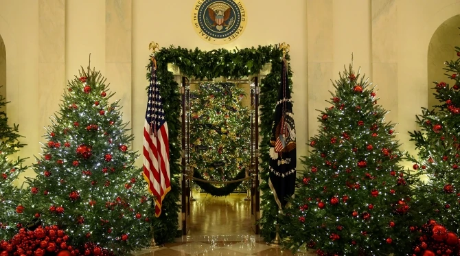 Меланья Трамп украсила Белый дом к Рождеству - ФОТО