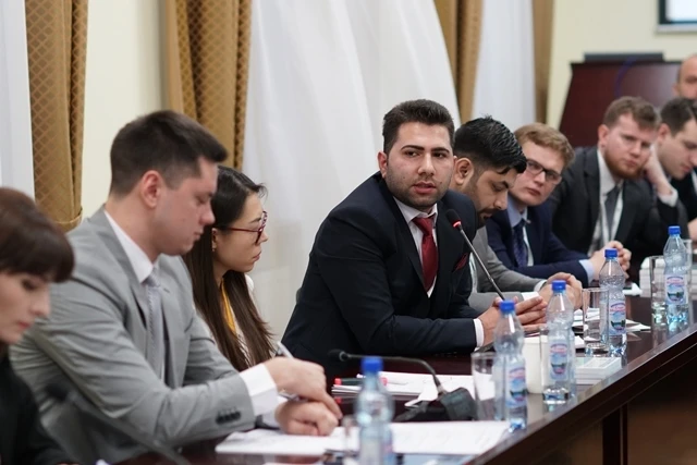 Azərbaycanlı gənclər Moskvada Sergey Lavrovla görüşüb – FOTO