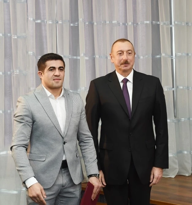 Президент подарил квартиры спортсменам - ФОТО