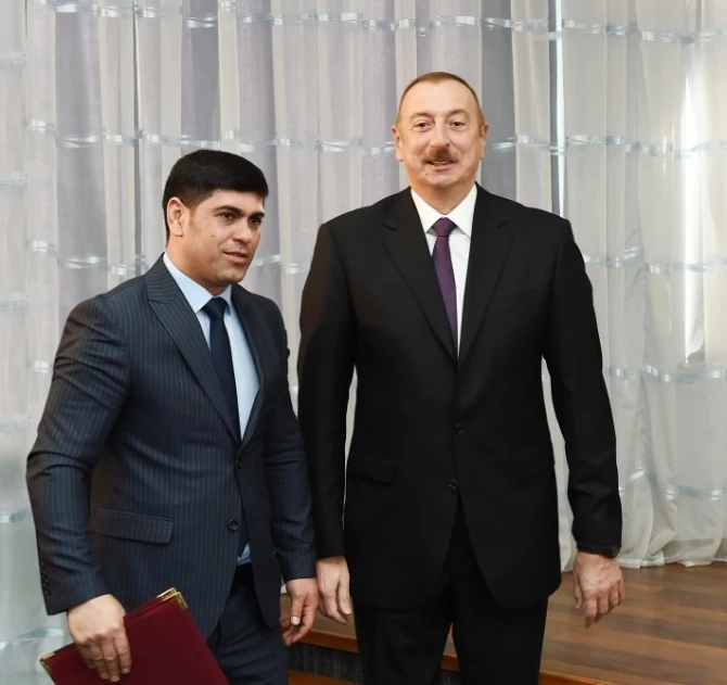 Президент подарил квартиры спортсменам - ФОТО