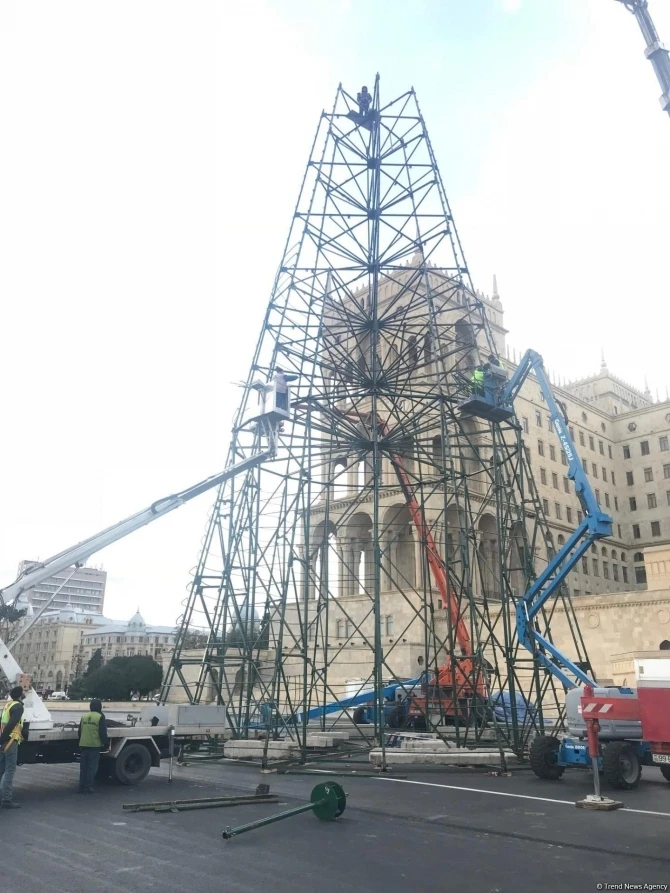 В Баку устанавливают елку высотой в 37 метров - ФОТО