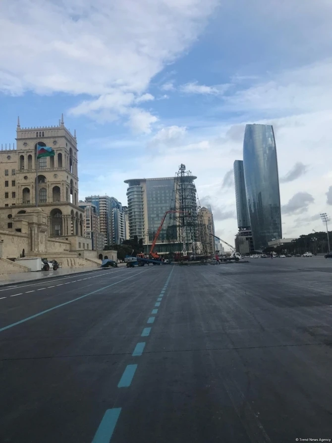 В Баку устанавливают елку высотой в 37 метров - ФОТО