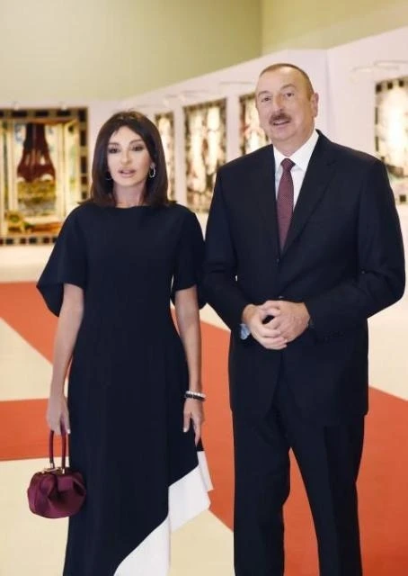Prezident və Birinci xanım sərgidə - FOTO