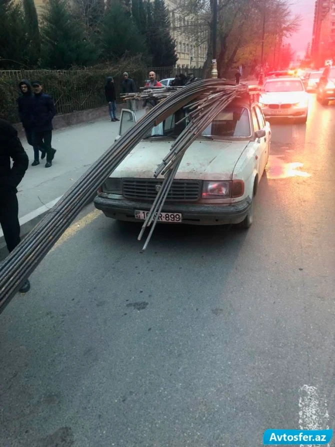 Bakıda qaydanı pozan sürücü özünə və polisə xəsarət yetirdi - FOTO